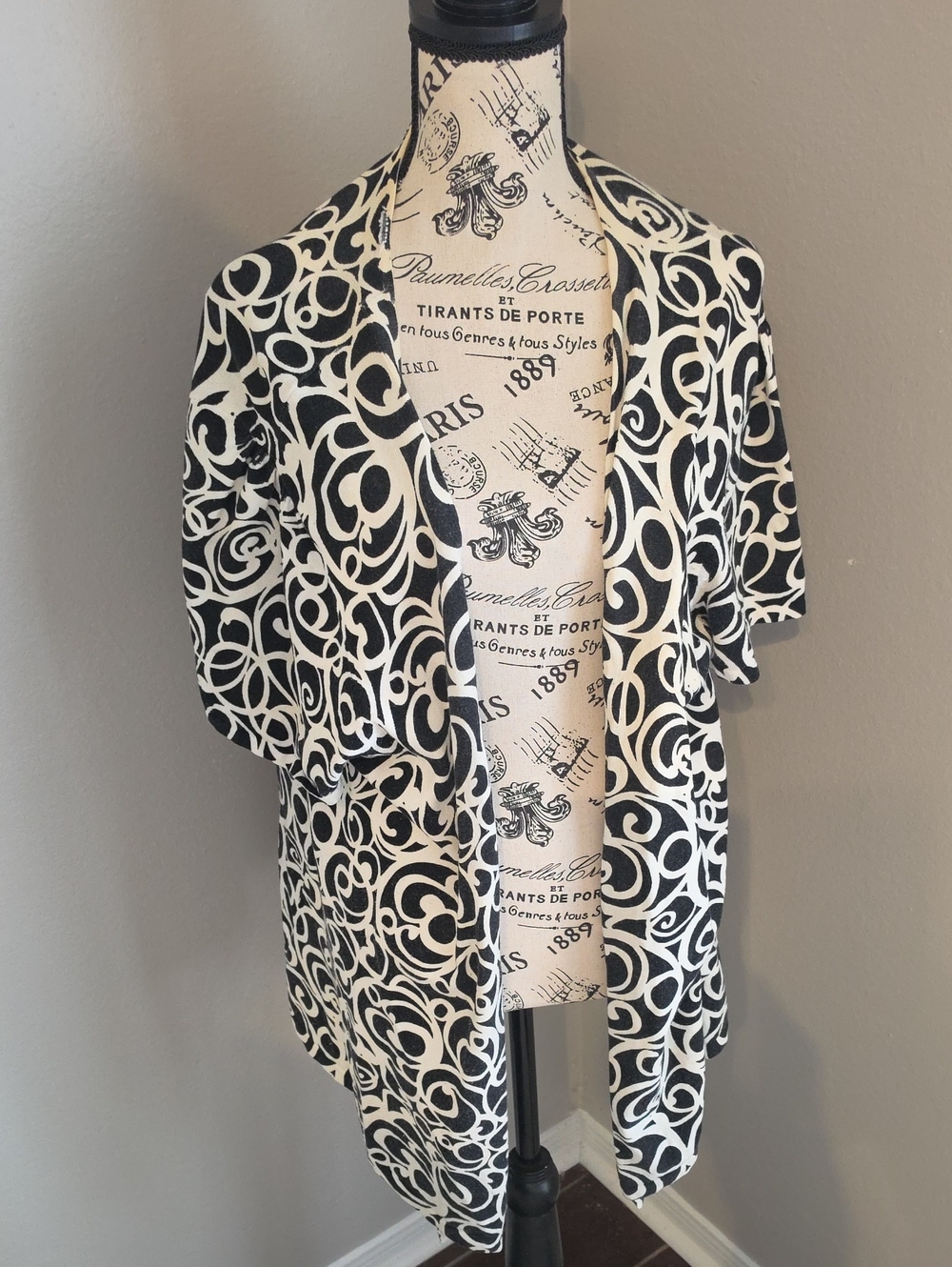 Women's Black & White Open-Front Patterned Cardigan